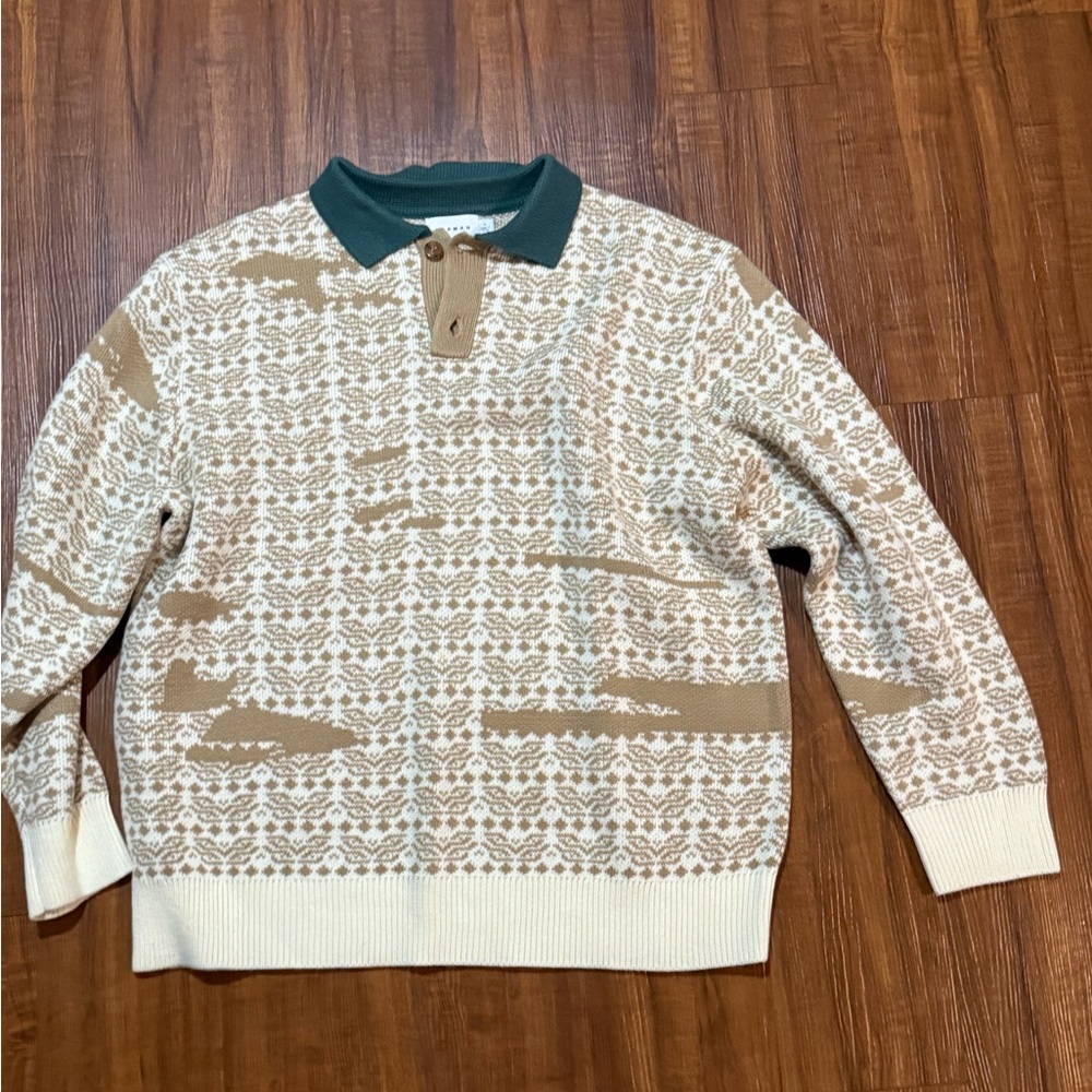 Vintage Patterned Sweater with Green Collar